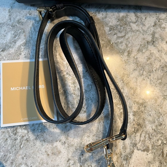 Vintage Leather Classic Michael Kors Logo Sculpted Bag - Picture 10 of 14